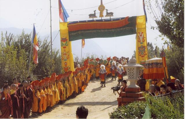 恭迎噶瑪巴的僧侶與信眾