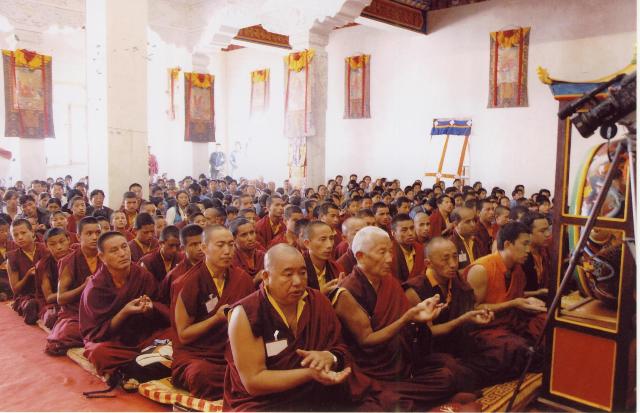 德千穹闊林僧侶向噶瑪巴獻上曼達供養