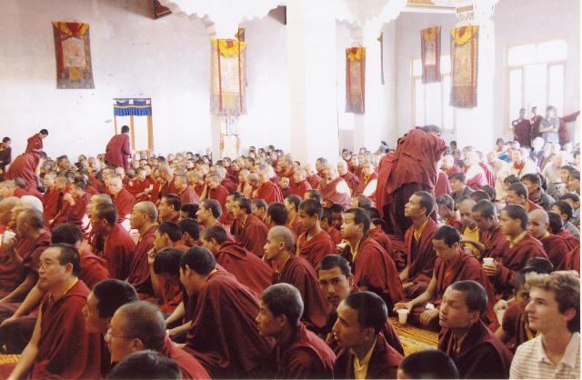 參加法會的僧侶