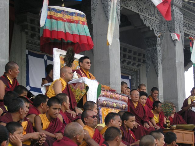 仁波切在德千穹闊林大殿外廣場觀看由信眾發心供養的西藏傳統文化表演