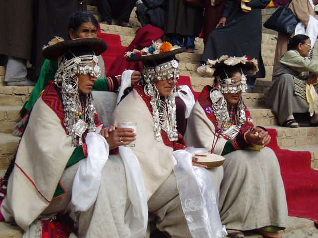 信徒表演當地文化舞蹈