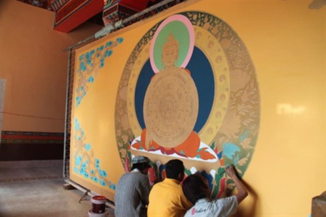 彩繪師傅正在描繪"Gedun Du Khor" 2010/03