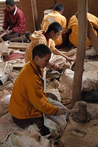 年輕僧侶幫忙興建工程