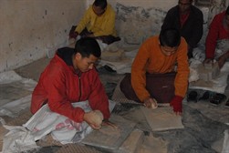 年輕僧侶正在使用黏土