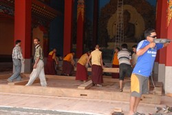 年輕僧侶搬運木塊用來興建主要的入口