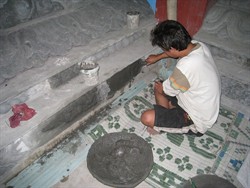 石雕師傅使用特別的水泥來製作新的石雕
