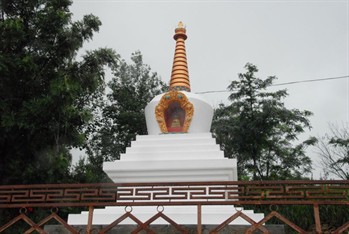 德千穹闊林菩提塔(象徵成道功德)，此塔是由喇嘛Gyurmey的親戚發心贊助，已在2010年竣工。