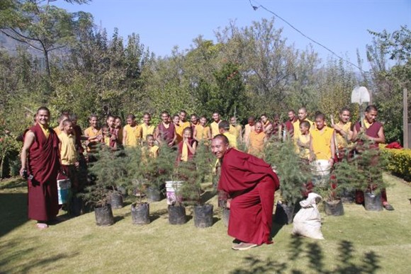 德千穹闊林的僧侶快樂地準備植樹的工作