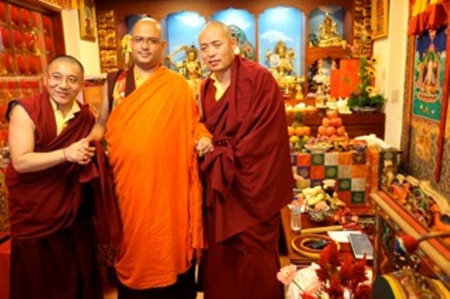 穹恭仁波切與竹巴堪布、台北竹巴噶舉佛學中心長駐喇嘛合影